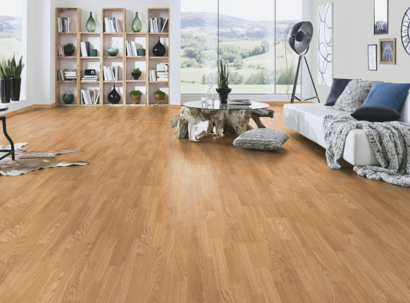 το πάτωμα laminate τοποθετημένο σε ένα δάπεδο ενός υπνοδωματίου